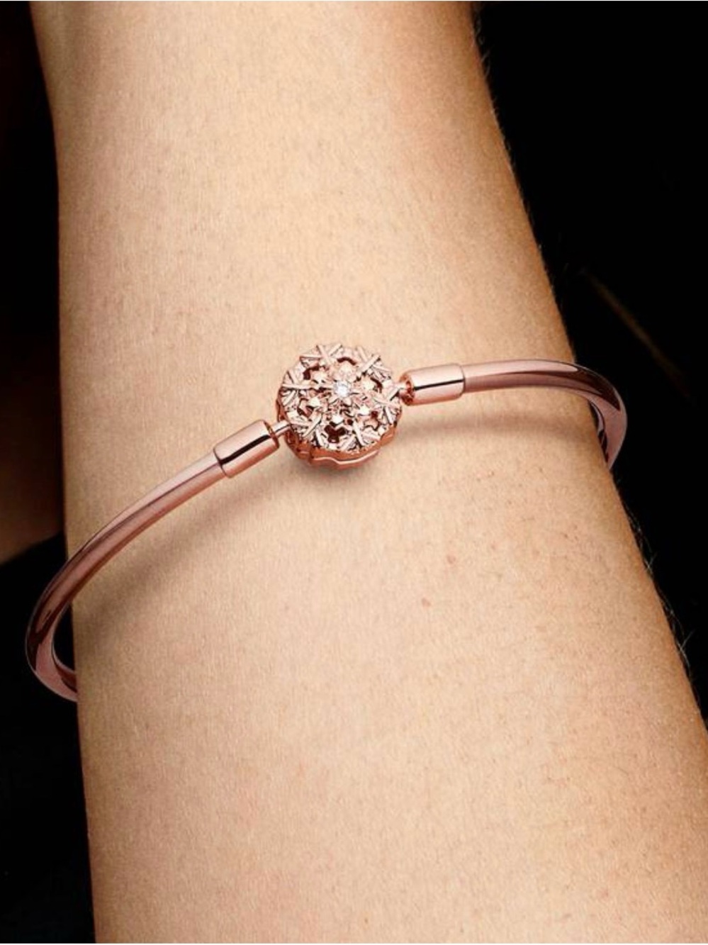 NWOT PANDORA Moments Sparkling Snowflake Clasp Bangle